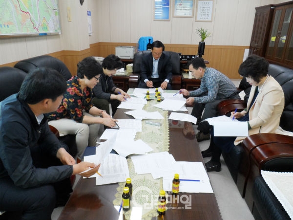 선거관리위원회가 6.4 지방선거해 관한 1차 회의를 가졌다. <사진=장기동주민센터>