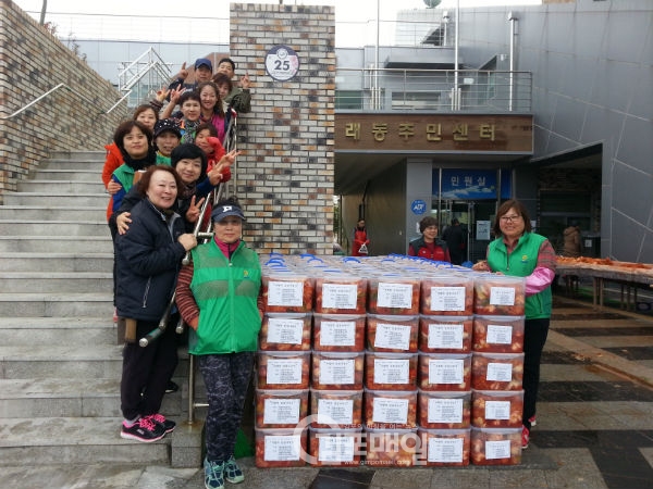지난 10일, 구래동 주민센터에서는 사회단체와 시민 60여명이 참여한 '사랑의 김장 나누기'행사가 성황리에 마무리 지었다. <사진=구래동주민센터>