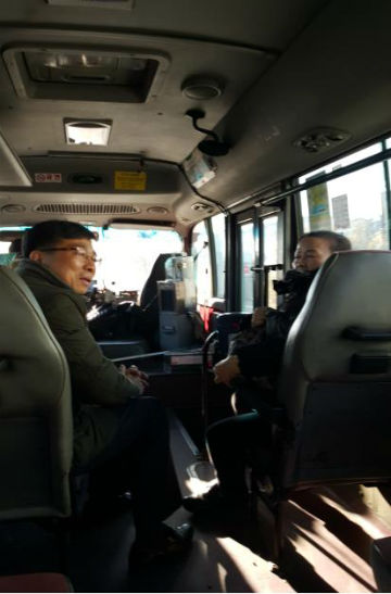 두춘언 대곶면장이 공영마을버스에 탑습해 주민들의 버스 이용에 따른 불편사항을 경청하고 있다.(사진=대곶면사무소)