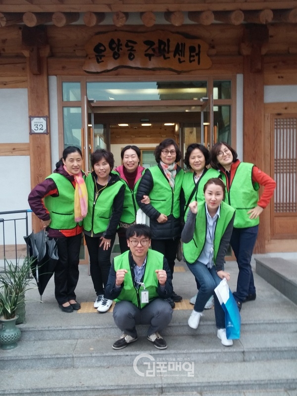 지난 20일 운양동 청소년 지도위원들과 직원 합동으로 청소년 유해업소 지도활동을 펼쳤다.(사진=운양동 주민센터)