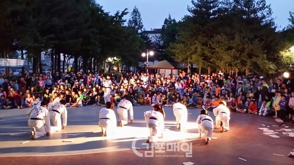사우동 주민자치위원회가 오는 20일 옿 6시부터 사우공원에서 '2016 사우동 우리동네 작은 돗자리 음악회'를 개최한다. 사진은 택견 공연의 한 장면. (사진=사우동 주민센터)