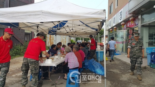 해병대와 육군 부대원들이 군하리 음식점 베이징과 함께 지역주민들을 위한 다양한 지원을 위해 노력하고 있다.(사진=월곶면사무소 제공)