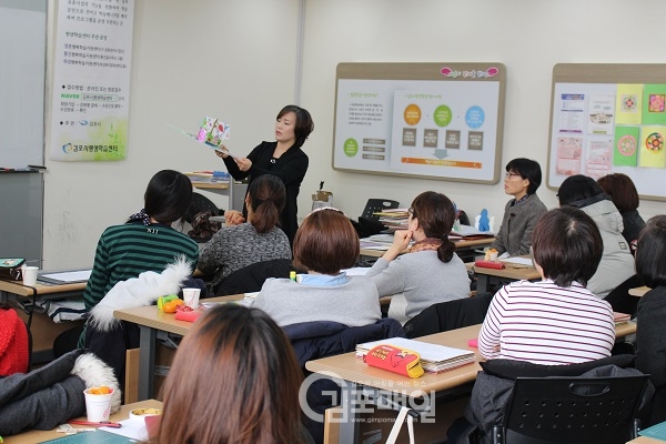 김포시 평생학습센터가 창의팝업북 교육지도사 과정을 개설하여 13일 교육지도사 18명을 배출했다. (사진=통진행복학습센터 제공)
