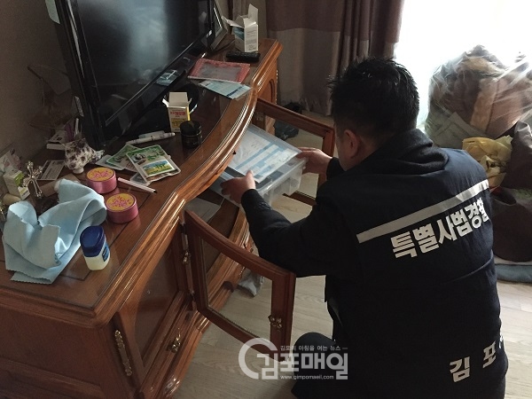 김포시가 지난 15일 지방세 고액체납자에 대한 가택수색을 진행해 동산압류에 나섰다. (사진=김포시 징수과 제공)