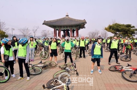 지난해 'DMZ 자전거투어' 행사 전 시민들의 몸풀기 사진.(사진=김포매일 DB)