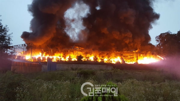 김포시 석정리 재활용 쓰레기 하치장에 불길이 솟아오르고 있다.(사진= 김포소방서제공)