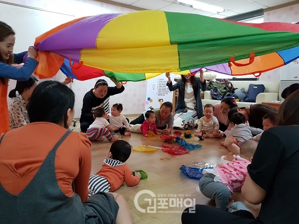 김포시보건소가 동의보감 육아교육법 및 전문가와 함께하는 한방육아 교실에 참여할 시민 40명을 선착순 모집한다. (사진=김포시보건소 제공)