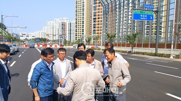 유영록 시장이 지난 25일 오전 추석 명절 전 개통 예정인 주요도로들을 현장 점검했다.(사진=김포시청 제공)