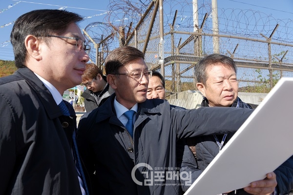 김포시를 방문한 이화영 평화부지사에게 정하영 시장(중앙)이 도표를 보고 설명 하고 있다(사진=김포시청)