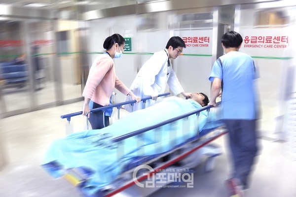 지역응급의료센터 재지정된 김포우리병원 의사진이 위급환자를 응급실로 옮기고 있다.(사진=김포우리병원)
