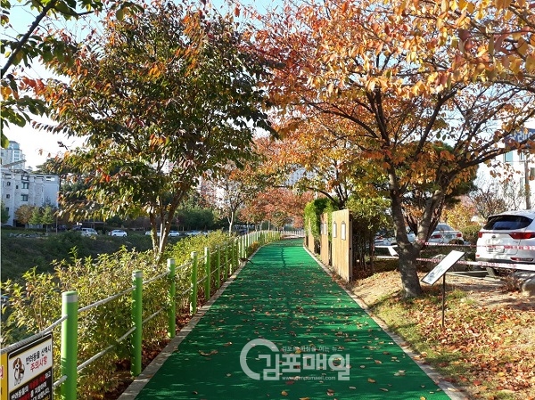 김포우리병원 뒤편 산책로가 최근에 새롭게 탈바꿈됐다.(사진=김포시 공원녹지과)