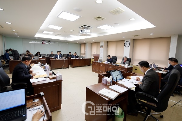 김포시의회 도시환경위원회에서 의원들이 질의 하고 있다.(사진=김포시의회)