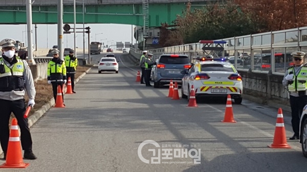 김포경찰서가 한강로 진출입로에서 전 좌석 안전띠 미착용과 자전거 음주운전에 대한 병행하는 특별단속을 벌이고 있다.(사진=김포경찰서)