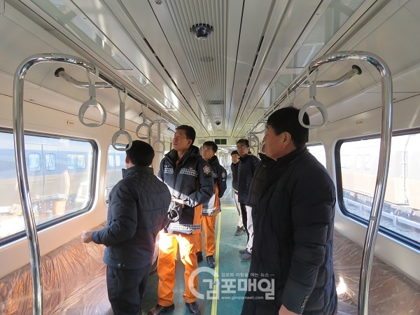 김포소방소가 지난 27일 내년 7월 개통예정인 김포도시철도 본사를 방문, 안전한 개통을 위한 관서장 현장 안전점검을 실시했다.(사진=김포소방서)