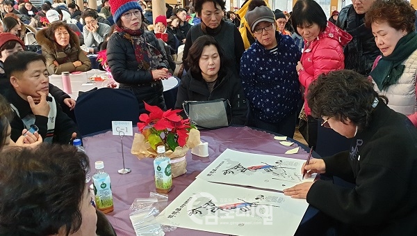 김포홍보대사인 한한국 평화 작가가 아라뱃길 현대유람선에서 희망대한민국 지도 사인회를 펼치고 있다.(사진=김포시)