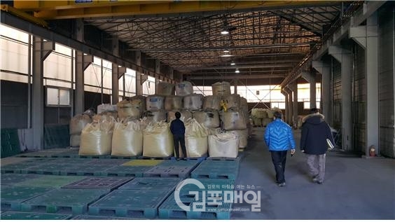 김포시 단속반원들이 관내 폐기물 사업장 점검에 나서고 있다.(사진=김포시청)