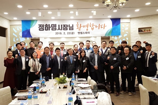정하영 시장이 김포의 청년 CEO들과 간담회 후 기념 사진을 찍고 있다. (사진=김포시청)
