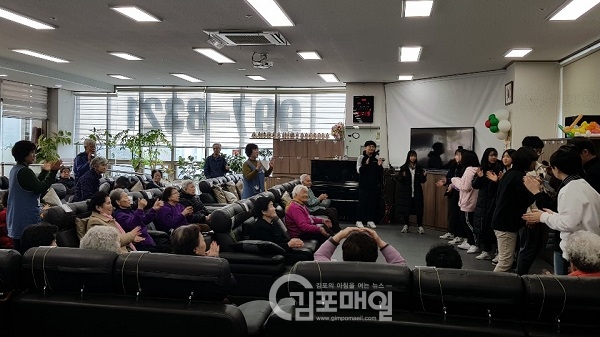 김포효사랑 주야간보호센터가 지역 어르신들의 여가활동을 돕고 있다.(사진=김포효사랑센터)