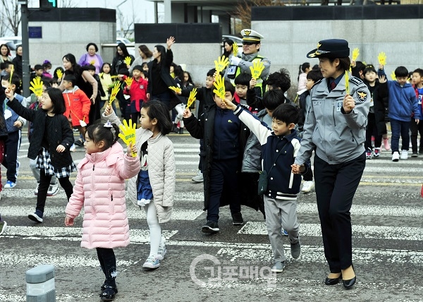 김포경찰서가 안전보행 3원칙(서다·보다·걷다)을 한가람초등학교 앞 횡단보도에서 1학년 학생들과 엄마손 캠페인을 벌이고 있다.(사진=김포경찰서)