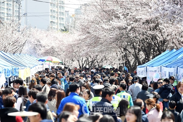 13일, 14일 이틀간 금파로 계양천 일대에서 열린 ‘2019 김포 벚꽃축제’에 많은 시민들이 인사인해를 이루고 있다.(사진=김포시청)