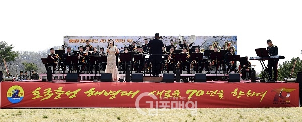 봄바람에 흩날리는 벚꽃, 한마음 청룡문화제에서 초청된 가수가 노래를 열창하고 있다.(사진=해병 제2사단)