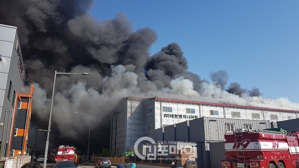 김포시 학운산업단지 내 의료제조용품 공장에서 화재가 발생해 소방인력이 화재 진압에 나서고 있다. (사진=독자제공)