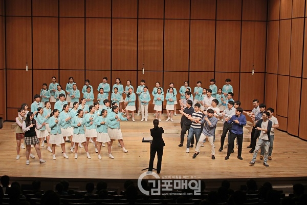 김포시립소년소녀합창단의 정기 연주회 <우리집에 놀러와>가 지난 31일 김포아트홀에서 개최됐다.