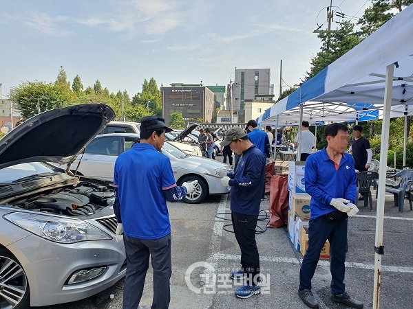 다가오는 추석을 맞아 '카포스' 회원들이 지난 1일 김포시청에서 시민들의 차량을 무상 점검해주는 행사를 진행했다. (사진=김포시청 교통과)