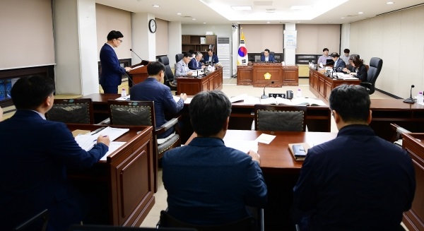 지난 5일 김포시의회 도시환경 위원회가 열린 도시철도 개통 제연기 추가비용에 관해 위원들이 질타에 따른 한목소리를 내고 있다.
