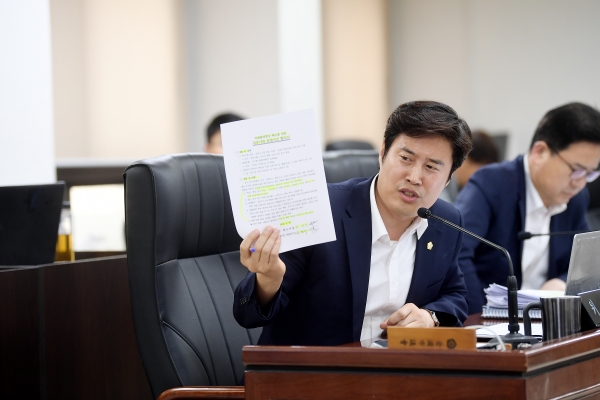 김포도시철도 개통지연 조사특위 위원인 오강현 의원이 이면 합의서를 들어보이며 참석한 도시철도 관계자들에게 질의를 벌이고 있다.