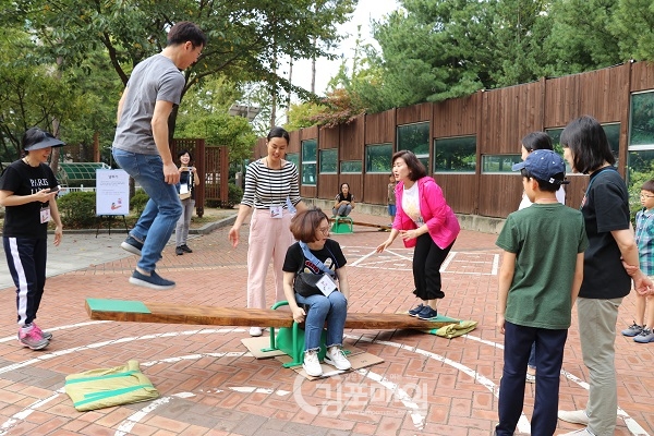 엄마 아빠가 함께 참여한 전통의 매력에 흠뻑 빠진 학생들이 즐거워하고 있다.(사진=김포교육지원청)