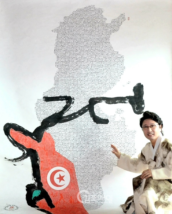 김포시 홍보대사 한한국 세계평화작가가 튀니지 평화지도 발표를 하고 있다.(사진=김포시청)