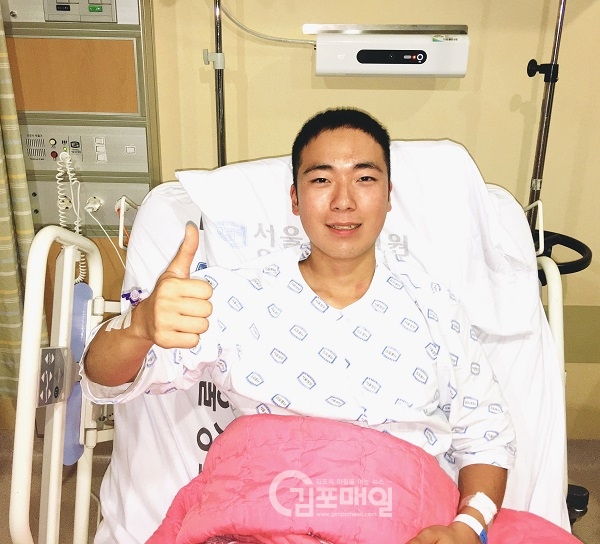 '나라도 가족도 내가 지킨다'는 정신으로 백혈병 앓는 누나에게 골수를 기증한 김순봉 상병(20)이 병실에서 환한 웃음을 보이고 있다.