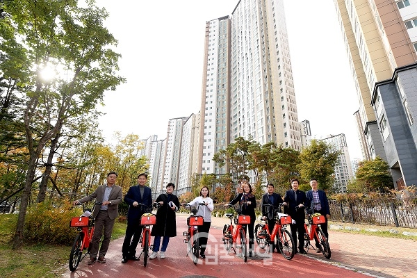 김포시의회 의원들이 시에서 추진중인 공유 전기자전거 서비스 점검을 위해 시승에 나서기 전 기념사진을 찍고 있다.(사진=김포시의회)