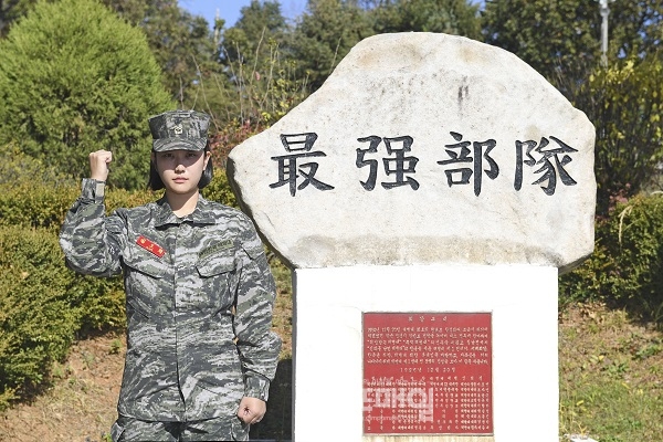 백혈병 어린이들을 위해 모발을 기증한 해병대 부사관 김도희 중사가 오른쪽 손을 높이 들어보이고 있다.(사진=해병2사단)