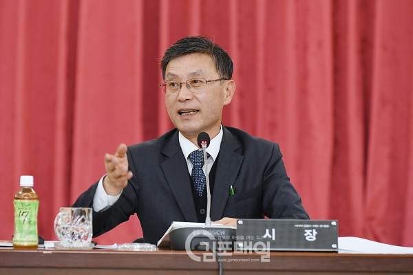 정하영 시장이 7일 김포시청에서 열린 신년 언론브리핑에서 정책을 설명하고 있다(사진=시청담당관실)