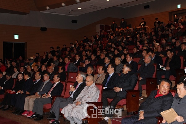 자유한국당 홍철호 의원의 출판기념회에 많은 지지자들이 참석 했다.