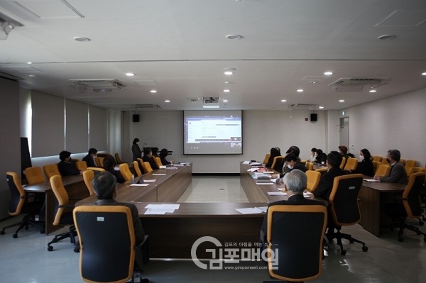 김포대학교 관계자들이 디지털 플랫폼 활용을 통한 실시간 원격교육 시연과 회의를 진행하고 있다.(사진=김포대학교)