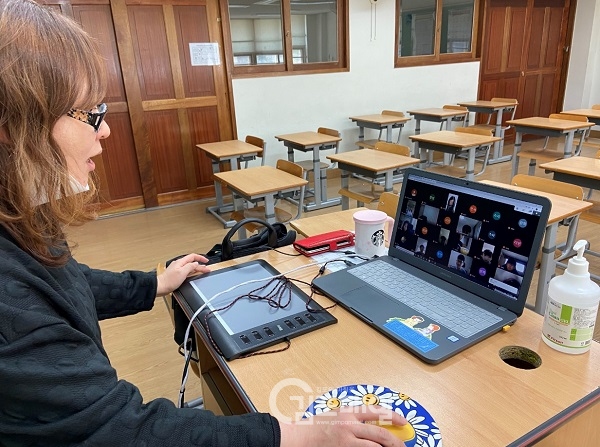 김포 푸른솔중학교 교사가 학생들에게 온라인 수업을 진행하고 있다.(사진=푸른솔중학교)