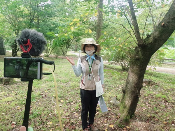 통진청소년문화의집 신나는 자연탐구생활을 장릉에서 생방송으로 수업을 진행하고 있다.(사진=통진청소년문화의집)