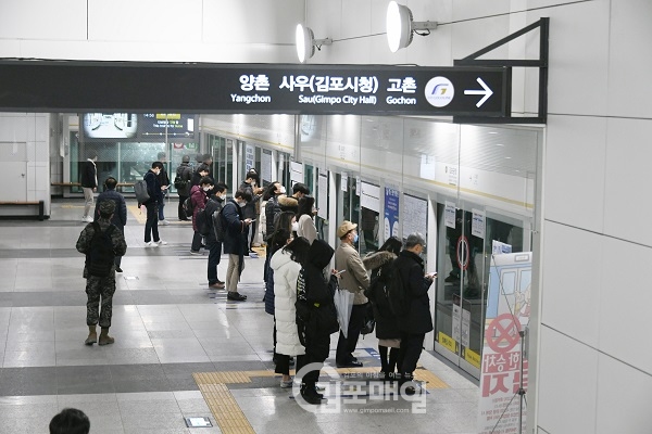 20일 오전 파업을 앞두고 있는 김포골드라인(지하철)을 승차하기 위해 시민들의 줄을 서고 있다.(사진=천용남 기자)