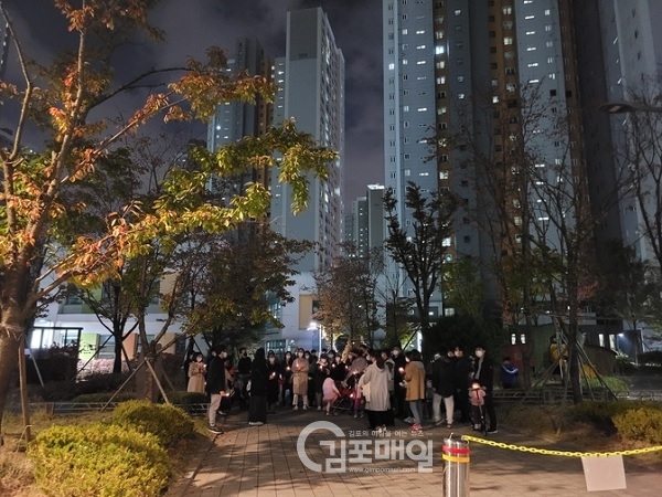 김포 풍무 푸르지오아파트 관리소가 어린이집 운영에 대한 공고를 부당하게 추진하고 있다며 학부모들이 이틀째 촛불를 들고 항의를 벌이고 있다. (사진=독자 제공)