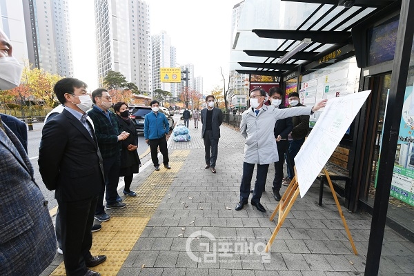 정하영 김포시장이 운양동을 순환하는 8번 버스 개통에 앞서 시승 점검에 나섰다.(사진=김포시)