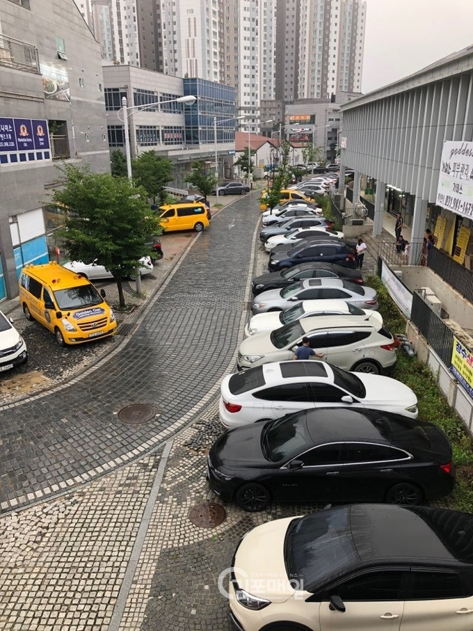 김포 라베니체의 주차장이 부족하자 상가 주변에 불법 주정차량들이 늘어서 있다. (사진=천용남 기자)