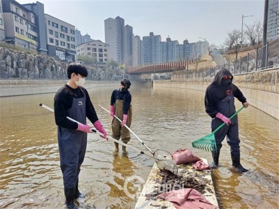 김포시가 4월 한강중앙공원 내 환경정화 봉사활동에 참여할 지원자를 모집한다.(사진=김포시)