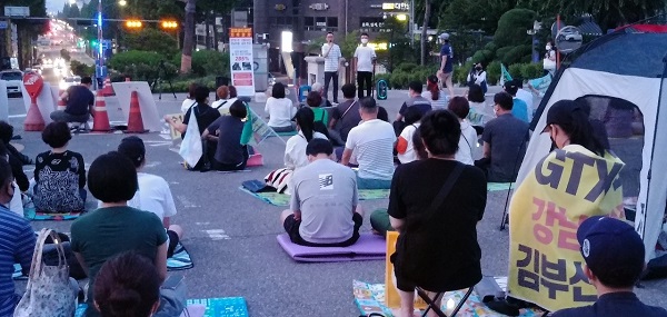 국토교통부가 행정예고안에 반발한 김검시대 시민들이 김포시청 앞 에서 밤샘 시위를 벌이고 있다.(사진 =천용남 기자)