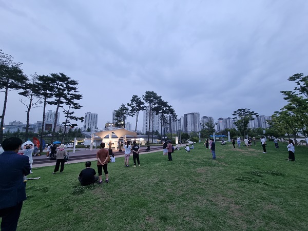 찾아가는 작은 음악회가 열린 장기동 한강 중앙공원에 산책나온 시민들의 힐링이 되고 있다.(사진=김포시 문화예술과)