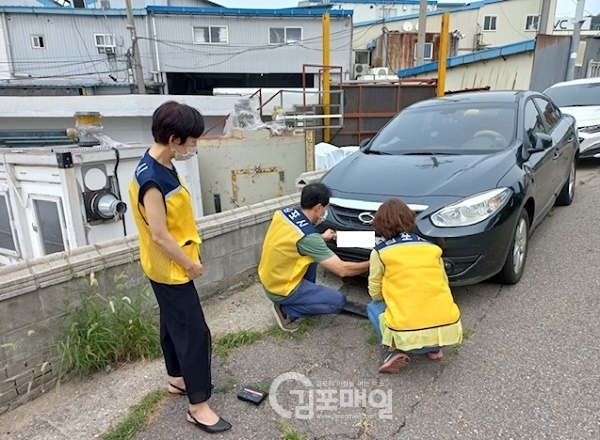 김포시 징수과가 8월부터 연말까지 체납 차량에 대한 집중단속에 나선다. 사진은 자동차세 2회 이상 또는 과태료 30만원 이상의 체납 차량에 대해 번호판을 영치하는 모습.