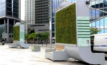 벤치에 활용한 스마트 이끼 벽(독일 Green City Solution사).