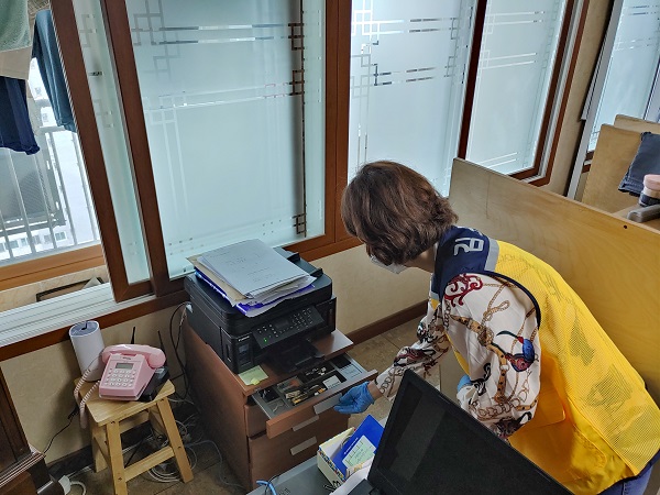김포시 징수과 직원이 세외 수입 고액 체납자 자택에서 압수 수색을 벌이고 있다.(사진=김포시 징수과 )